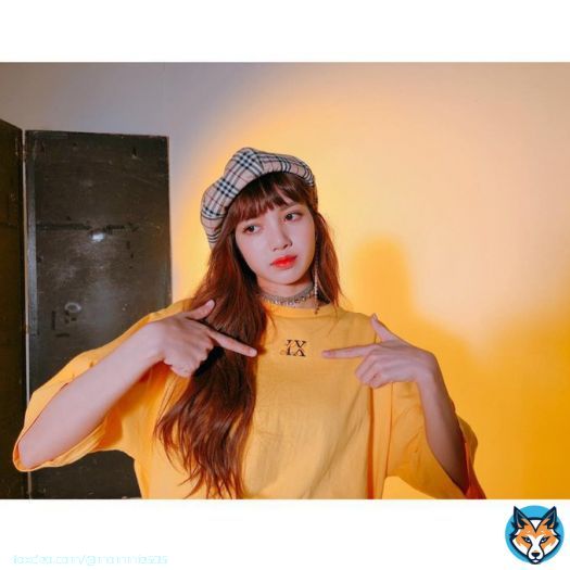 ดีไซเนอร์ลิซ่าเขาปังจริงๆ เขาออกแบบมาหมดแล้วทั้ง เสื้อผ้า (nonagon)  เครื่องสำอางค์ MAC เครื่องดื่ม Chivas เครื่องประดับ นาฬิกาBULGARI และทุกอย่างจะต้องมีสัญลักษณ์ที่แค่เห็นก็รู้ว่าเป็นสัญลักษณ์ประจำตัวของลิซ่าแปะอยู่บนสินค้าที่ออกแบบเสมอ