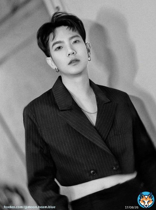 &deg;&bull;Build Jakapan in Crop Top&bull;&deg;  A thread ft his tiny waist  Ps. The fandome waist name is  SW9  #SoundCheckxBeOnCloud