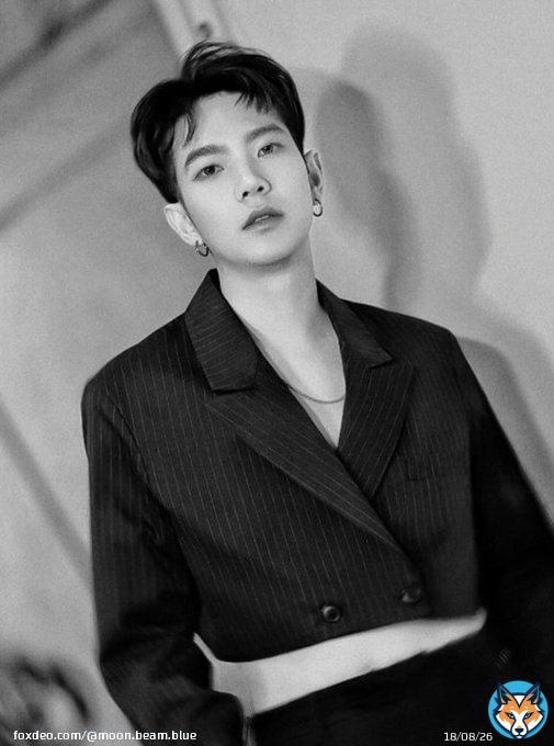 &deg;&bull;Build Jakapan in Crop Top&bull;&deg;  A thread ft his tiny waist  Ps. The fandome waist name is  SW9  #SoundCheckxBeOnCloud