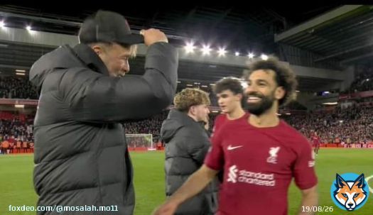 لقطة عظيمه من يورجن أمس   يورجن كلوب يرفع القبعه لمحمد صلاح بعدما أصبح الهداف التاريخي للنادي