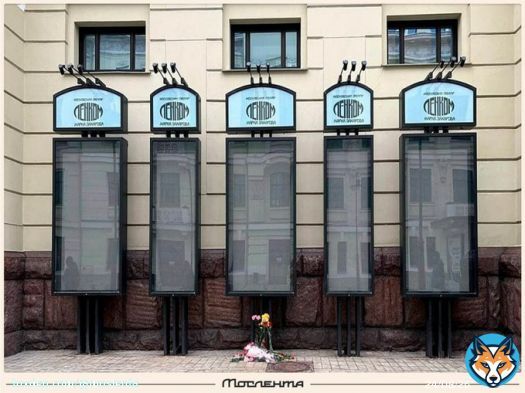 После смерти народной артистки в театре, где она служила, сняли все афиши, а перед ними поставили цветы. Изначально в &laquo;Ленкоме&raquo; собирались проводить и прощание с Чуриковой. Но 16 января его перенесли в храм Христа Спасителя. Гражданской панихиды не будет