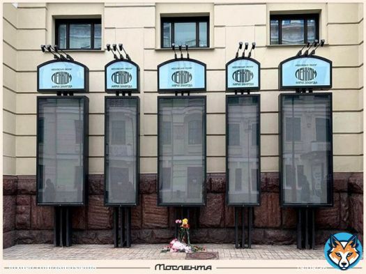 После смерти народной артистки в театре, где она служила, сняли все афиши, а перед ними поставили цветы. Изначально в &laquo;Ленкоме&raquo; собирались проводить и прощание с Чуриковой. Но 16 января его перенесли в храм Христа Спасителя. Гражданской панихиды не будет