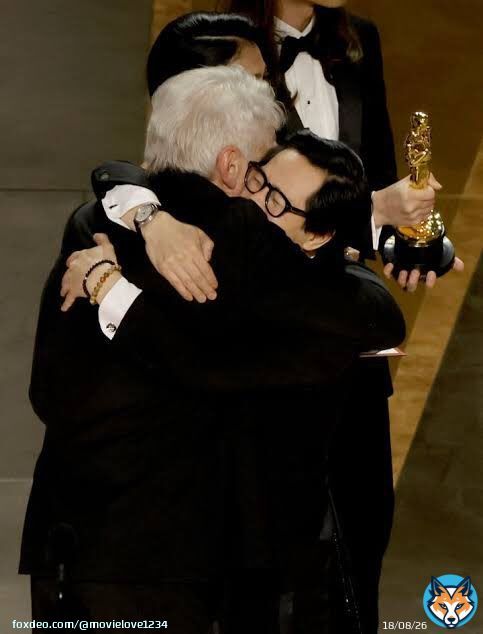 アカデミー賞で抱擁するジョナサン・キーとハリソン・フォード。 関係者はもちろん、世界中の「インディ・ジョーンズ」「グーニーズ」ファンにとっても嬉しい日になったね#アカデミー賞2023 #キー・ホイ・クァン