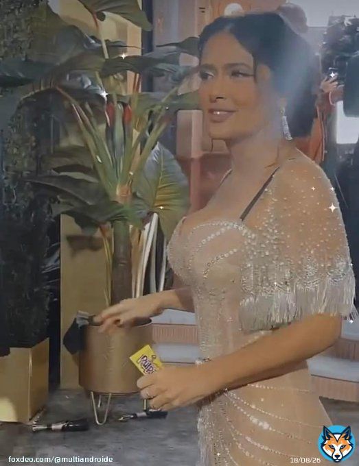 En esta vida soy Cirilo viendo a Salma Hayek con un Pulparindo en #GoldenGlobes2023