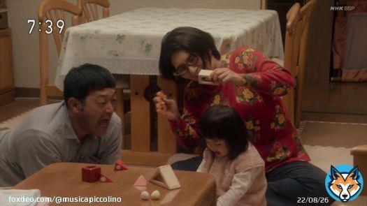 #舞いあがれ【ぐっさんのアドリブ】おそらく台本に書かれているのは舞が「ほなまた」で電話を切るところまで。そのあとの勝さんの「チーズ、うめづ、バファローズ」はカット尻に ぐっさんがその場で足したアドリブでしょうね。赤楚衛二さんが素で笑っている表情から見て、たぶん間違いないと思います。