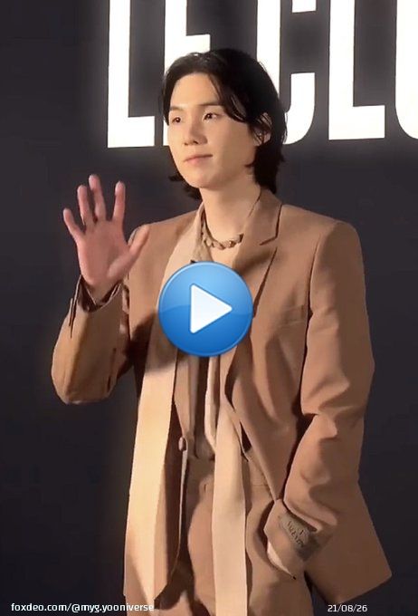 I just love Yoongi in brown outfits. He looks so good in neutral colors! His honey skin is glowing. I&rsquo;m so in LOVE   #SUGA  #SUGAxValentino  #SUGAxValentinoCouture