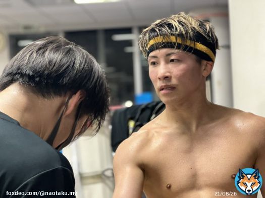 練習後に太田トレーナーにバンテージを外して貰う様子です。 オンからオフへの移り変わりの様。 #井上尚弥 @naoyainoue_410
