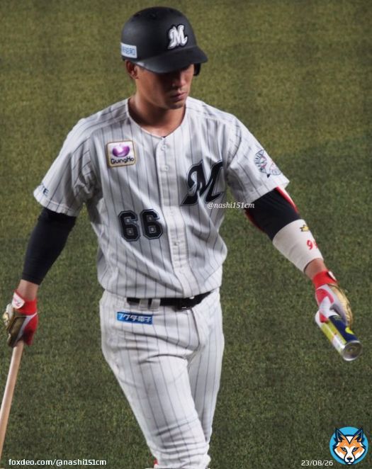 ケンさん1年半マリーンズに来てくれてありがとね古巣に帰るのは活躍するためだよね。笑顔で送り出さないとバンドもHRも強肩ケンさんもかっこよかったよ。仲がいぃ裕大さんもさみしがってるだろうな&hellip;。がんばってね!! #chibalotte #加藤匠馬