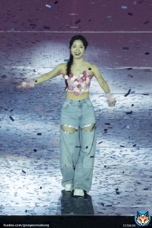 Look who spotted my camera all the way up the LBB section   231001  #DAHYUN #TWICE #트와이스 #READYTOBE  #TWICE_5TH_WORLD_TOUR  #TWICE_5TH_WORLD_TOUR_BULACAN
