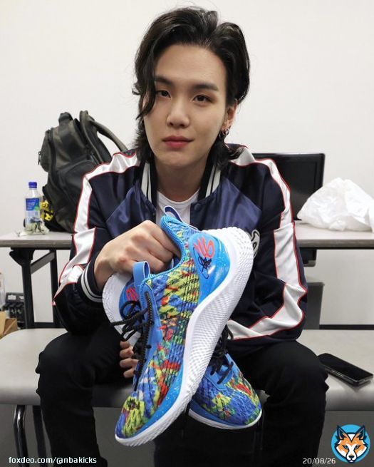 Suga shows off @stephencurry30&rsquo;s game kicks from tonight&rsquo;s action in Tokyo! #NBAJapanGames #NBAKicks