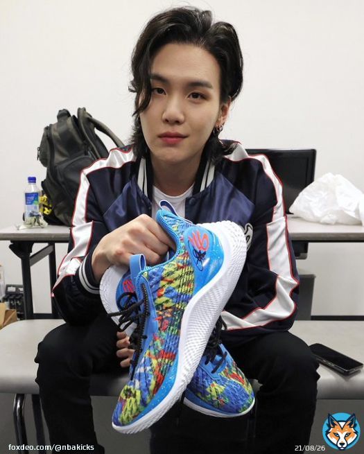 Suga shows off @stephencurry30&rsquo;s game kicks from tonight&rsquo;s action in Tokyo! #NBAJapanGames #NBAKicks