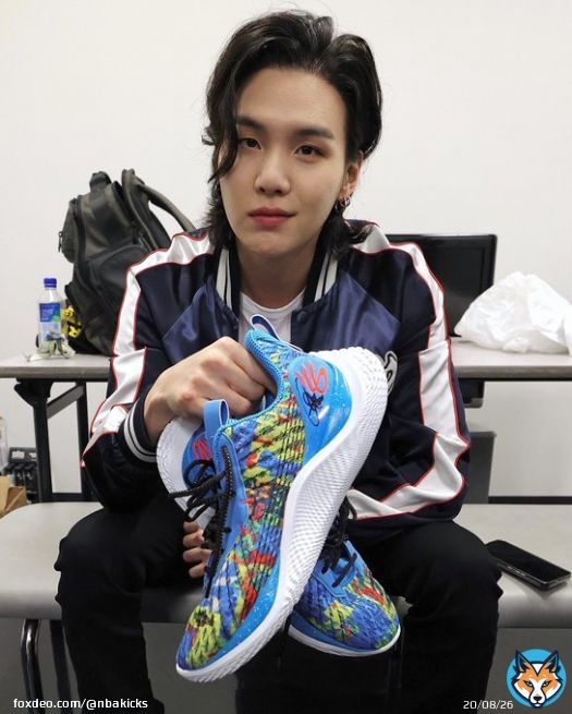 Suga shows off @stephencurry30&rsquo;s game kicks from tonight&rsquo;s action in Tokyo! #NBAJapanGames #NBAKicks