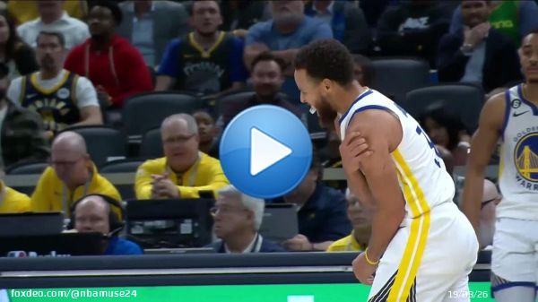 Stephen Curry headed back to the locker room after a shoulder injury  Hope he's okay