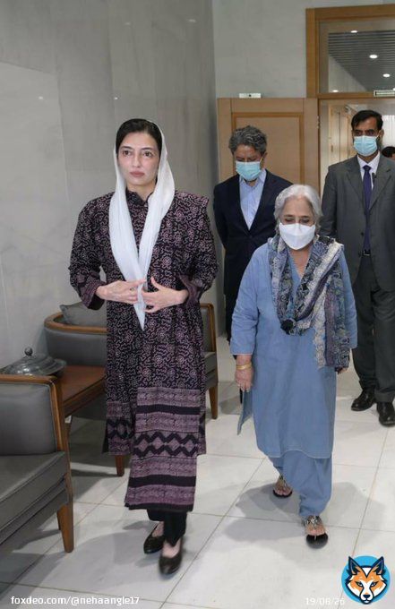 Respected bibi @AseefaBZ visited the Turkish consulate in Karachi to offer condolences over the deaths of thousands of people in the devastating earthquakes. She also wrote condolence remarks for turkish People on the condolence book at TCG