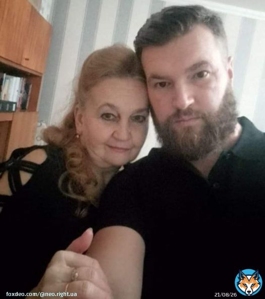 Святослав Паламар, заступник командира полку #АЗОВ ('Калина'), родом з #Миколаїв.  Пишаємося і молимося за всіх героїв-воїнів, що зараз перебувають на #Азовсталь. На фото - Святослав з мамою Лідією Василівною. #ꑭ