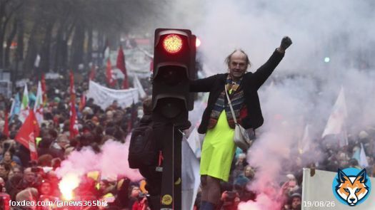 Это вам не здесь. Французы массово восстали против пенсионной реформы  &laquo;Увеличивайте зарплаты, а не пенсионный возраст&raquo;,&nbsp;&laquo;Эта реформа слишком жестока&raquo;, &ndash;&nbsp;под этими лозунгами...