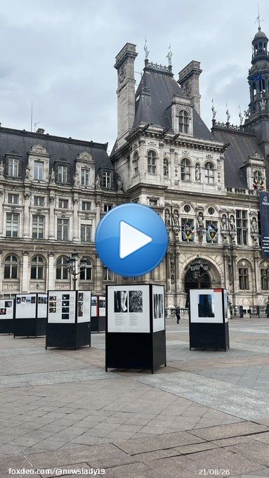 Война - женский взгляд.  Возле мэрии Парижа проходит выставка работ молодых фотографов из Украины. На ней- драматичные кадры первых дней российского вторжения глазами совсем юных девушек от 17 до 24 лет.