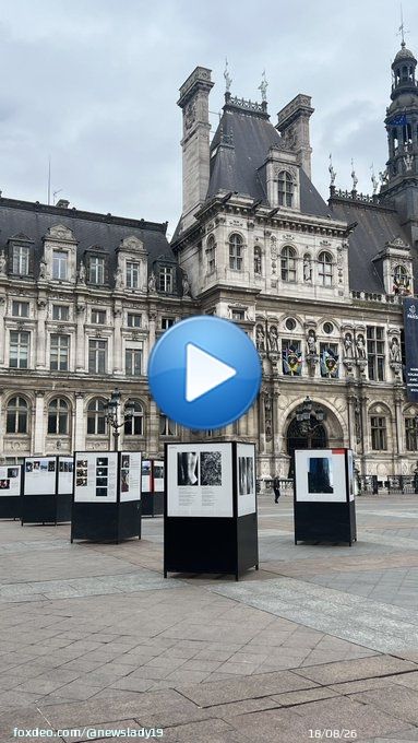Война - женский взгляд.  Возле мэрии Парижа проходит выставка работ молодых фотографов из Украины. На ней- драматичные кадры первых дней российского вторжения глазами совсем юных девушек от 17 до 24 лет.