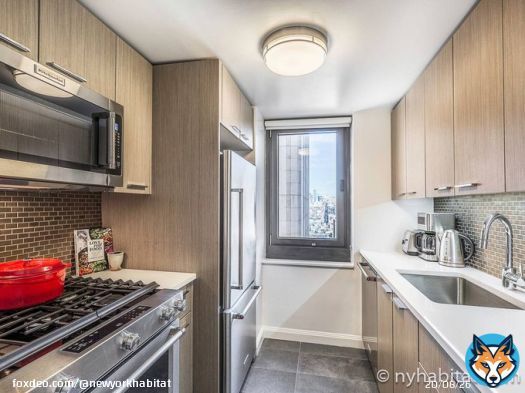 This 2 bedroom rental on the 20th floor of a Tribeca high-rise has a snow globe-like room with a queen bed and panoramic windows that are perfect for soaking in the sun. View NY-18840 our website (  #ManhattanRentals #NYApartments #RentingInNYC