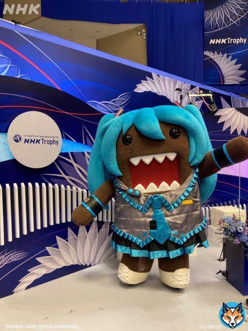 今日から始まった札幌での #NHK杯フィギュア に #初音ミク のコスプレをした  #どーもくん が登場！  会場で素敵なスケーティングを披露します NHK杯フィギュアは11/20まで開催 詳しくはホームページをチェック！