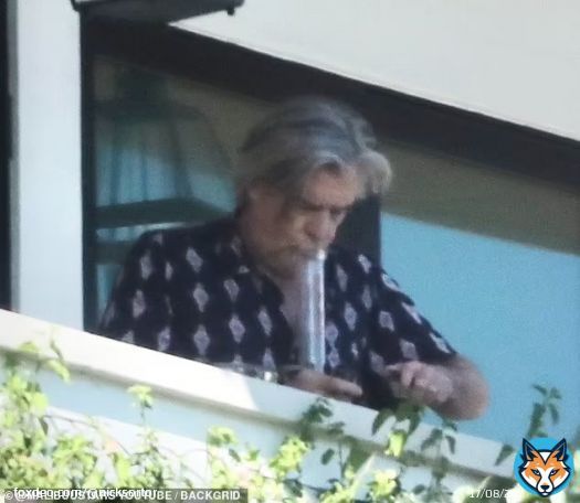JUST IN: Hunter Biden&rsquo;s lawyer Kevin Morris was just spotted ripping a BONG on the balcony of his LA home&mdash;CLEARLY visible from the road&mdash;during a visit by the president&rsquo;s son (Daily Mail)