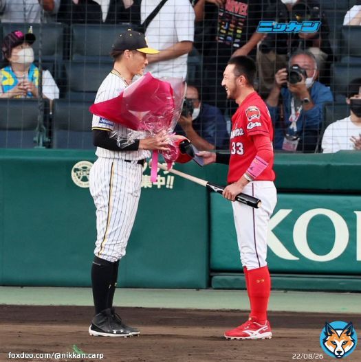 #糸井嘉男 外野手に花束を贈呈した #広島 #carp #菊池涼介 内野手はバットを貰う（撮影・加藤哉）