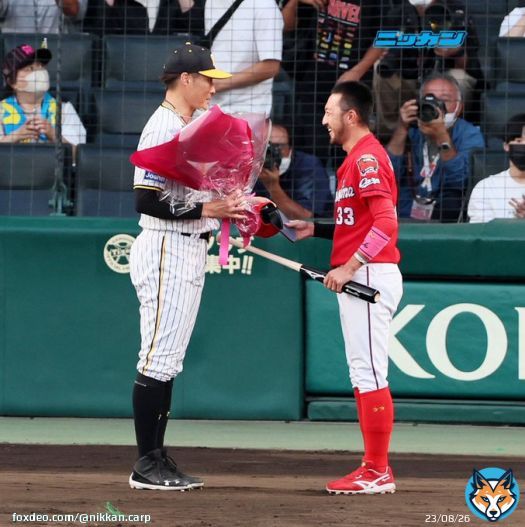 #糸井嘉男 外野手に花束を贈呈した #広島 #carp #菊池涼介 内野手はバットを貰う（撮影・加藤哉）