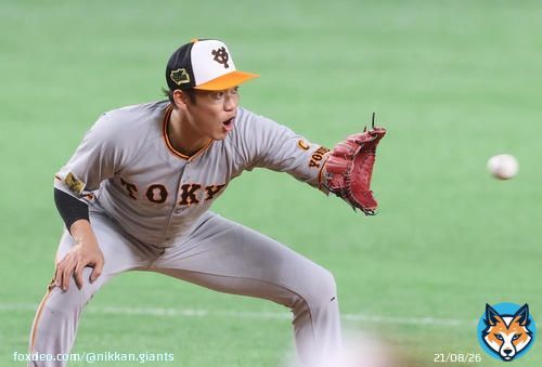 【復刻＝ #おかえりチョーさん 】  《大阪から第3戦の地・福岡へ新幹線で移動。途中停車駅の広島駅で、かつてのチームメート広島長野久義外野手（35）と偶然にも遭遇。窓越しの再会で闘魂を注入された。》  巨人坂本に闘魂&hellip;広島駅で盟友長野が手を振っていた