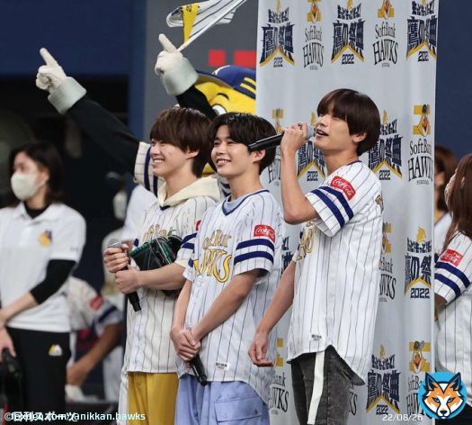 【 #ソフトバンク - #ロッテ 18回戦】  京セラドーム大阪であいさつをする #なにわ男子  右から  #高橋恭平 さん #長尾謙杜 さん #大橋和也 さん  #sbhawks