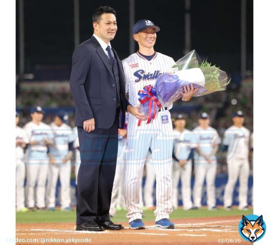 #ヤクルト 対 #ＤｅＮＡ　引退セレモニーでサプライズ登場した #楽天 #田中将大 と写真に納まる #嶋基宏 ！#見せましょうヤクルトスワローズの底力を #スワローズ #RakutenEagles