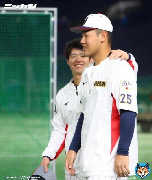 侍ジャパンより本日の一枚  岡本選手と仲睦まじげな中野選手です侍ジャパンならではの写真ですね  #阪神タイガース #中野拓夢 #岡本和真 #侍ジャパン