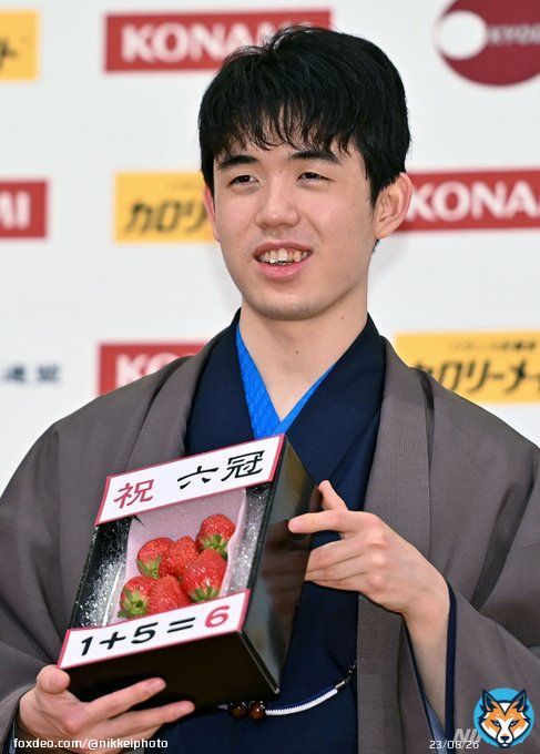【 #藤井六冠 】 将棋の棋王戦第4局で、渡辺明前棋王を破り最年少で「六冠」を達成した藤井聡太新棋王。対局後の記者会見で、箱に入ったいちごを手に記念撮影に応じました＝目良友樹撮影