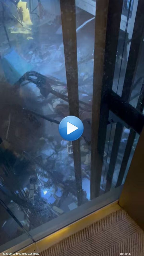 Bro what the fuck the fish tank of my hotel just exploded in the middle of the night WHATS GOING ON. #radissonblu #Berlin #aquarium #Explosion