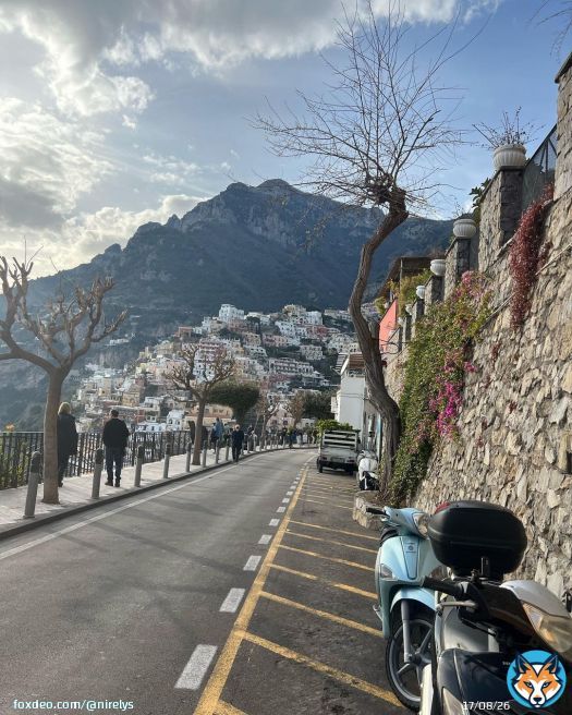 Photo by Nirelys Mateo on December 05, 2023. May be an image of motorcycle, scooter, Camogli, road and street.