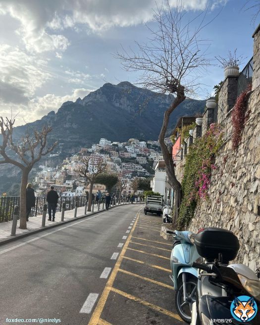 Photo by Nirelys Mateo on December 05, 2023. May be an image of motorcycle, scooter, Camogli, road and street.