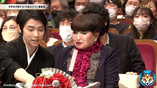 黒柳徹子さん、マイクとペンライト間違えて羽生くんに優しく教えてもらうのホッコリするな #NHK紅白