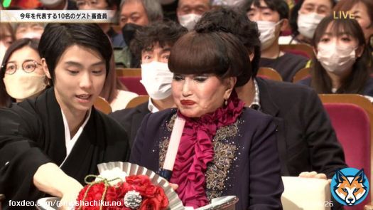 黒柳徹子さん、マイクとペンライト間違えて羽生くんに優しく教えてもらうのホッコリするな #NHK紅白