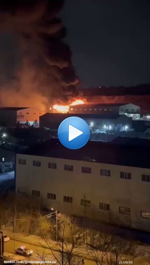 На складе во Владивостоке произошел крупный пожар.  На данный момент возгорание уже локализовали.  О пострадавших не сообщается.  Видео: соцсети