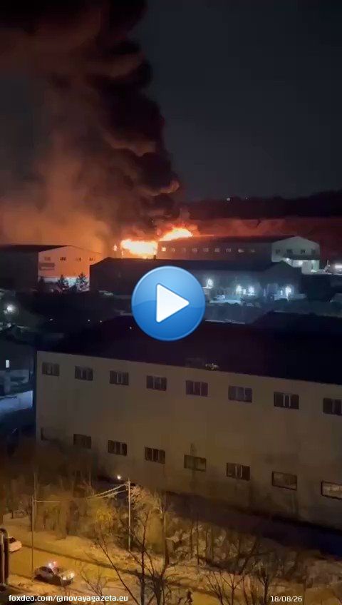 На складе во Владивостоке произошел крупный пожар.  На данный момент возгорание уже локализовали.  О пострадавших не сообщается.  Видео: соцсети