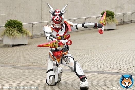 今気づいたけど仮面ライダーアギレラが使ってるクナイ鎧武イチゴアームズが使ってたイチゴクナイの流用だね #仮面ライダーアギレラ #仮面ライダーリバイス