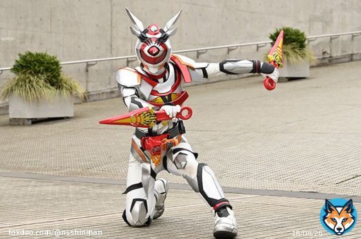今気づいたけど仮面ライダーアギレラが使ってるクナイ鎧武イチゴアームズが使ってたイチゴクナイの流用だね #仮面ライダーアギレラ #仮面ライダーリバイス