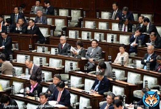 ひとり親方の個人事業やってます。 これ以上増税されたら・・・ 都・区民税 57万0500円 個人事業税 14万5000円 所得税 69万5100円 消費税 81万0000円 健康保険 85万3569円\u25a0ふたり 介護保険料 10万2266円\u25a0ふたり 国民年金 78万4060円\u25a0ふたり 合計 396万0495円 破産!