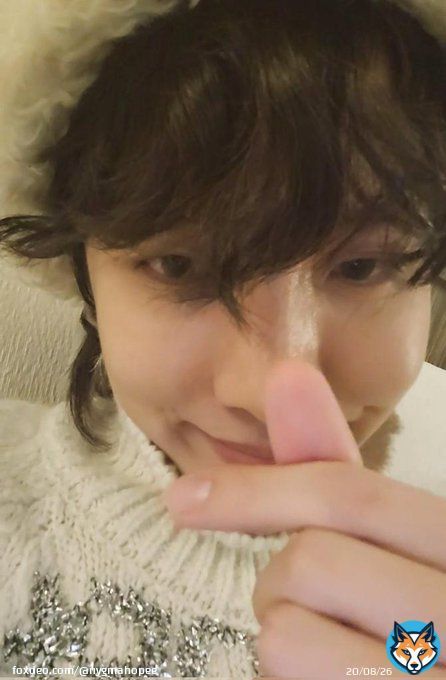 jung hoseok vino a celebrar a&ntilde;o nuevo con army en un live, cont&oacute; que habl&oacute; con seokjin y lo feliz que estuvo al presentarse en time square, nos dio las gracias por amar a bts este 2022, hobi es de lo mas precioso de este mundo. estoy feliz de tenerlo en mi vida