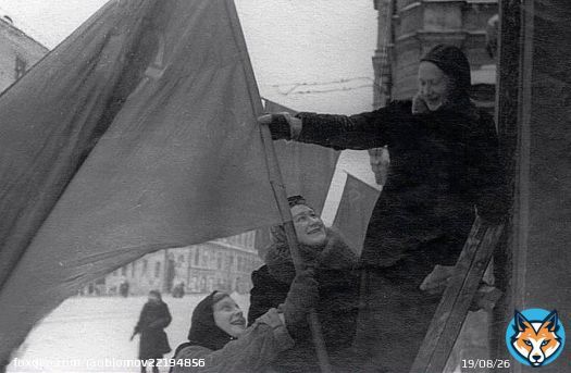 19 января 1943 года. 'Блокада Ленинграда прорвана! Жильцы дома № 40 по улице 3-го июля вывешивают флаги.' Фотография В. Федосеева.
