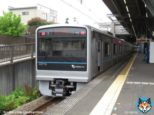 鉄道の種類を判別するのは本当に難しい。 私のような歴の長い熟練者でもない素人はよく種類を間違える。 コツとしては車体の色、車体の形状など常に見える所で識別することだ。 私くらいまで知識が増えると遠目に見ただけで判断が出来るようになる。 これは仙石線205系3100番台です。