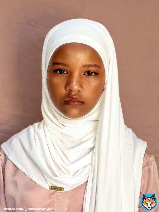 [bb] mau pamerin hasil mekapku. Aku suka bnget sama warna kulitnya, akhirnya ngide bnget buat jadiin dia model hijabku. OMG so stunning! Aku gk pke foundi sama sekali. Cuma makek highlighter stick focallure sama eye mekap biasa. Gk kudu putih glowingbuat stunning