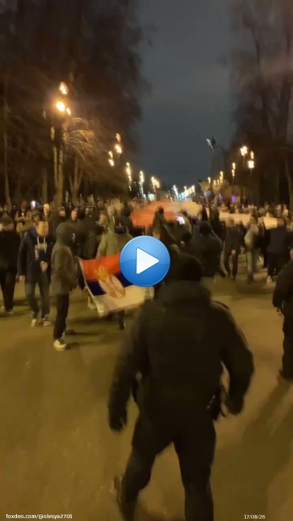 Питер. 600-метровый флаг России в руках у сербских фанатов ФК &laquo;Црвена Звезда&raquo;.   &laquo;Русија! Србија!&raquo;