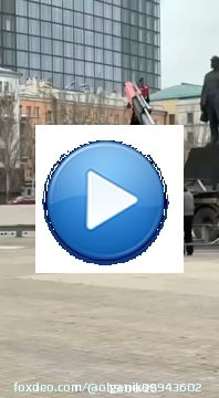 Донецк. Установка новогодней елки.  Люди которые орут, что &laquo;проклятые фашисты каждый день обстреливают центр города&raquo;, при этом устанавливают елку, чтобы собрать в одном месте толпу побольше.   Угадайте зачем&hellip;  @kazansky2017