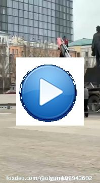 Донецк. Установка новогодней елки.  Люди которые орут, что &laquo;проклятые фашисты каждый день обстреливают центр города&raquo;, при этом устанавливают елку, чтобы собрать в одном месте толпу побольше.   Угадайте зачем&hellip;  @kazansky2017
