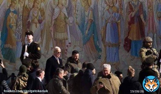The significance of @POTUS visit to Kyiv today is huge. The last time the US presidents visited Ukraine was in 2008. Biden's presence is a massive show of the US support to Ukraine. First photos show him paying respects at the Wall of remembrance of soldiers killed by Russia